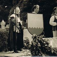 Festumzug mit Burgmodell