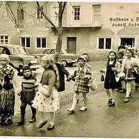 Kinderfasching, Vorbeizug am Gasthaus zur Post